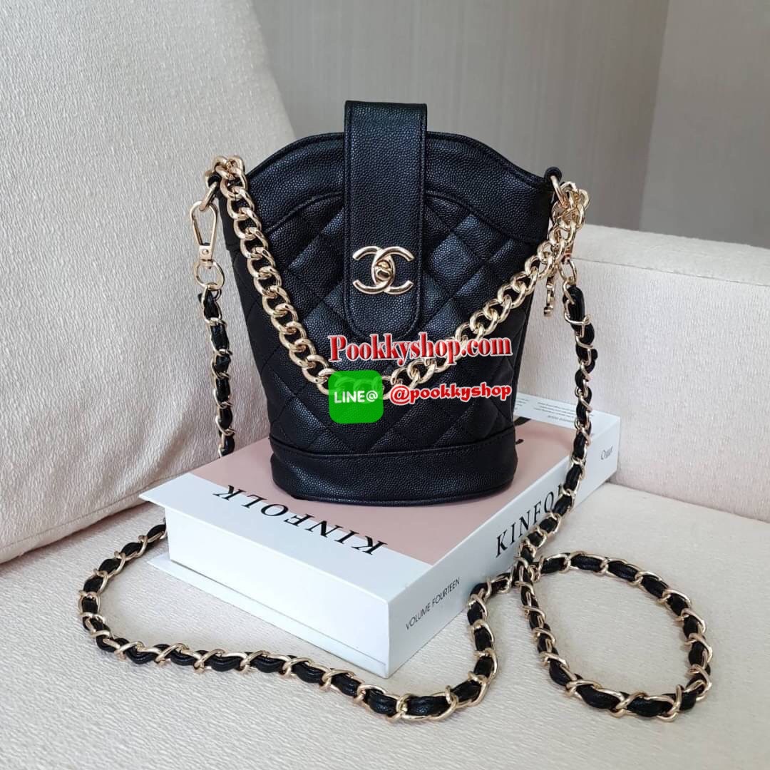 CHANEL VIP GIFT CROSSBODY BAG งาน CHANEL VIP GIFT ของแท้ 100% จากเคาเตอร์แบรนด์ CHANEL ทรงสวย ขนาดกำลังดี วัสดุหนัง CAVIER PU เปิดปิดด้วยกระดุมหน้าแบบบิดปลอดภัยหายห่วง ด้านในมีซิปอีกชั้น อะไหล่ทอง หัวซิปปั้มแบรนด์ ด้านในใส่โทรศัพท์ได้ทุกรุ่น พร้อมของจุกจิ