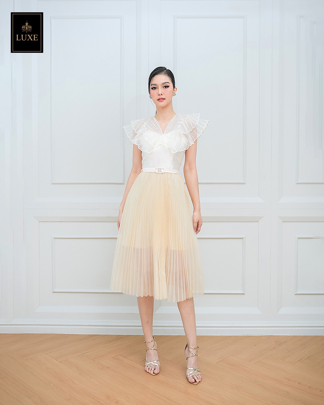 เดรสแฟชั่น เดรสเสื้อคอวีผ้าดัตเชสทวิล ปักลายผีเสื้อสีขาว กระโปรงผ้าออแกนดี้อัดพลีท