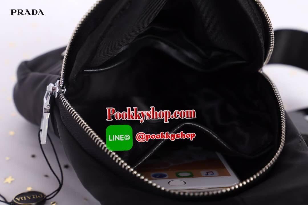 Prada nylon mini sling backpack สินค้า Premium gift 100% กระเป๋าคาดตัว คาดไหล่ คาดอก ทำจากวัสดุผ้าไนลอนคุณภาพดี น้ำหนักเบา อะไหล่เงิน มีช่องใส่ของด้านหน้า ช่องกระเป๋าสามารถจุของได้พอประมาณ ใส่ Iphone + ของจุกจิก ปากกา ได้สบายเลยค่ะ สายสามารถปรับได้ พิมพ์ล