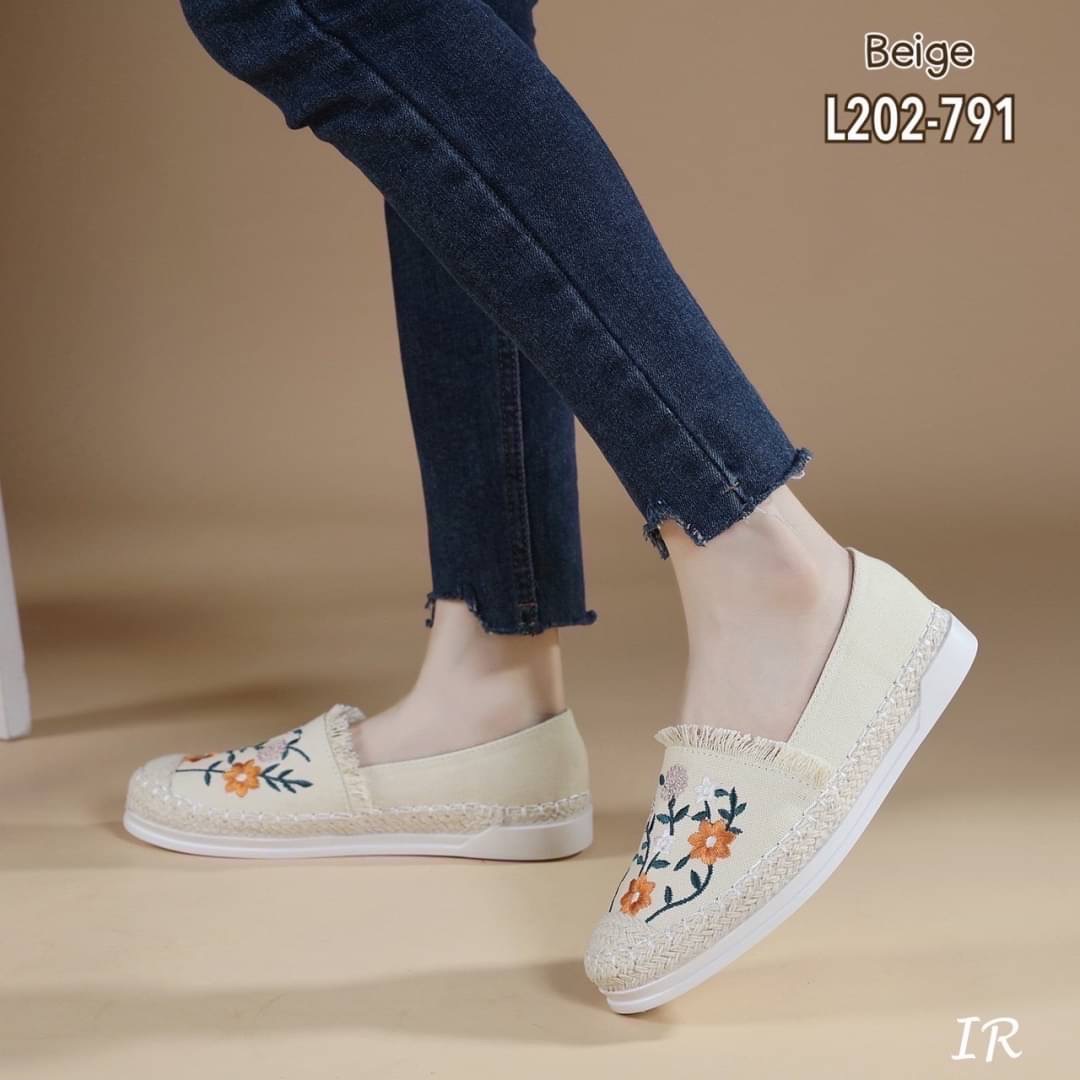 รีพีทแบบขายดี!!! พร้อมส่ง รองเท้าหุ้มส้น ผ้าแคนวาสปักลายดอกไม้น่ารักมากๆ พื้นซอฟนุ่มใส่สบายเท้าไม่กัดส้น การันตีว่าดีมากๆ แนะนำเลยค่า