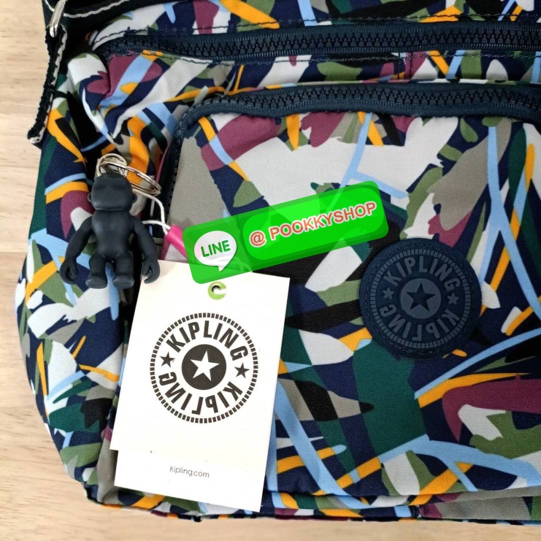 KIPLING RETH CROSSBODY BAG วัสดุ Nylon+polyester กระเป๋าสะพายข้างหรือ สะพาย Crossbody ได้ เปิด-ปิด ด้วยซิปปั๊มแบรนด์ที่หางซิป พร้อมช่องช่องหน้าแยกใส่ของใช้เล็กๆ น้อยๆ ได้ ช่องหลัก 2 ช่อง ด้านในโล่งกว้าง สามารถจุสัมภาระได้เยอะ มีช่องซิปด้านในและสายคล้องพวง
