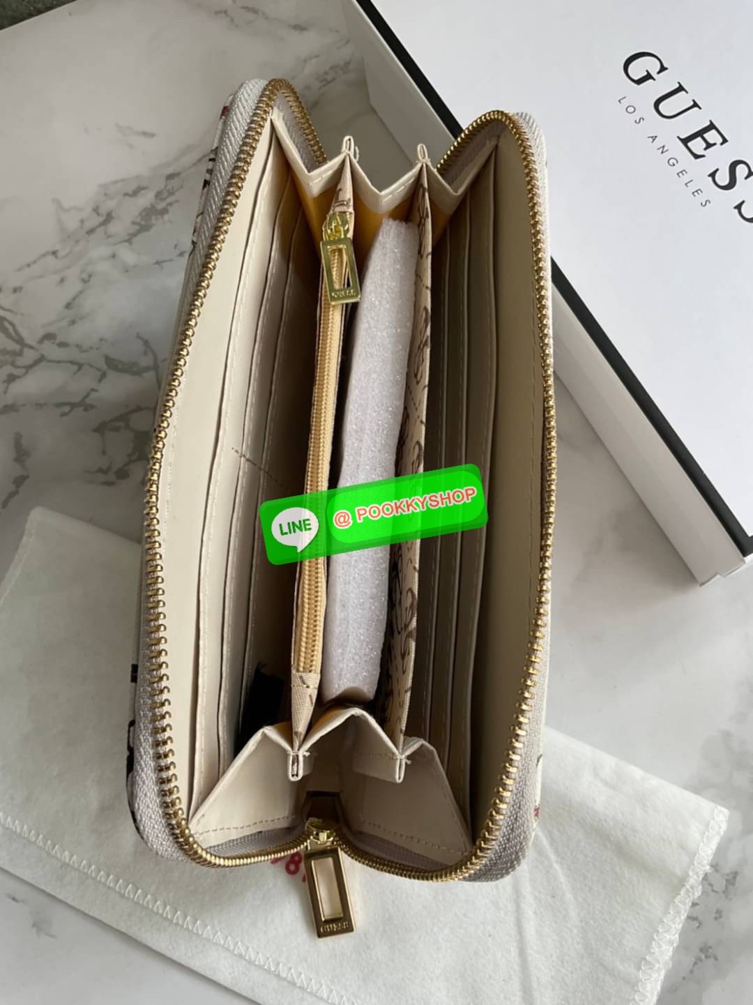 GUESS ABREE PRINTED ZIP-AROUND WALLET กระเป๋าสตางค์ใบยาวหนังซาเฟียโน่พิมพ์ลายดอกสวยหรู ด้านหน้าประดับโลโก้แบรนด์ เปิดปิดด้วยซิป ภายในแบ่งเป็น 3 ช่องหลักใส่ธนบัตรได้ มีช่องซิป 1 ช่อง ช่องใส่บัตร 8 ช่อง และมีช่องด้านหลังใส่บัตรสามารถใสธนบัตรได้อีกด้วย สามาร