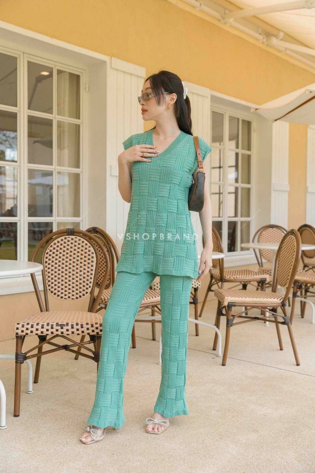 Set เสื้อแขนกุดผ้าไหมพรมถักลาย bot.ttega เข้าเซทกับกางเกงยาวทรงเข้ารูปขาบาน ช่วงเอวสม็อค รุ่นนี้ผ้านุ่มใส่สบายแนะนำเลยค่ะ