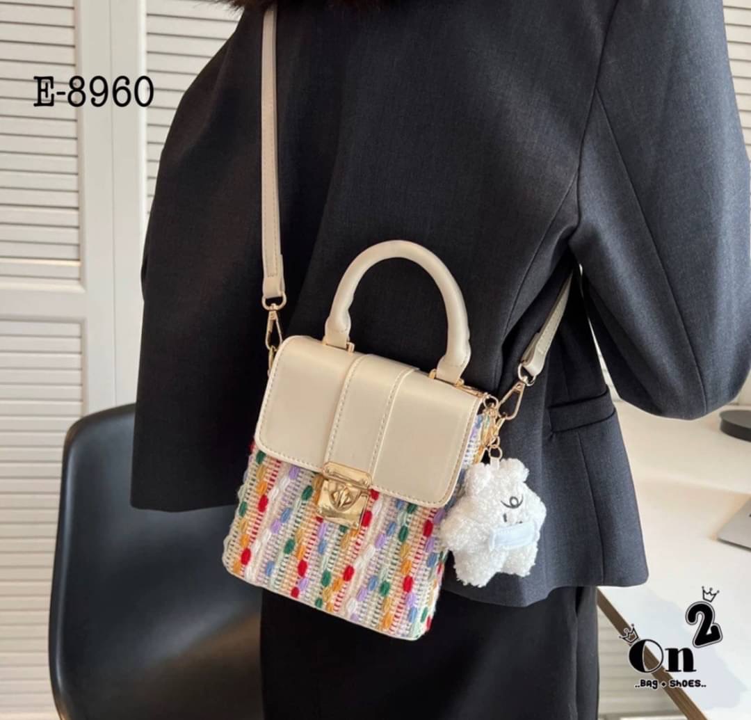 New arrivals กระเป๋าสะพายมาใหม่ ไซส์มินิดูตะมุตะมิน่ารักไปอีกจ้า ใส่โทรศัพท์ ใส่ของจุกจิก มาพร้อมพวงกุญแจ สายสะพายยาวครอสบอดี้