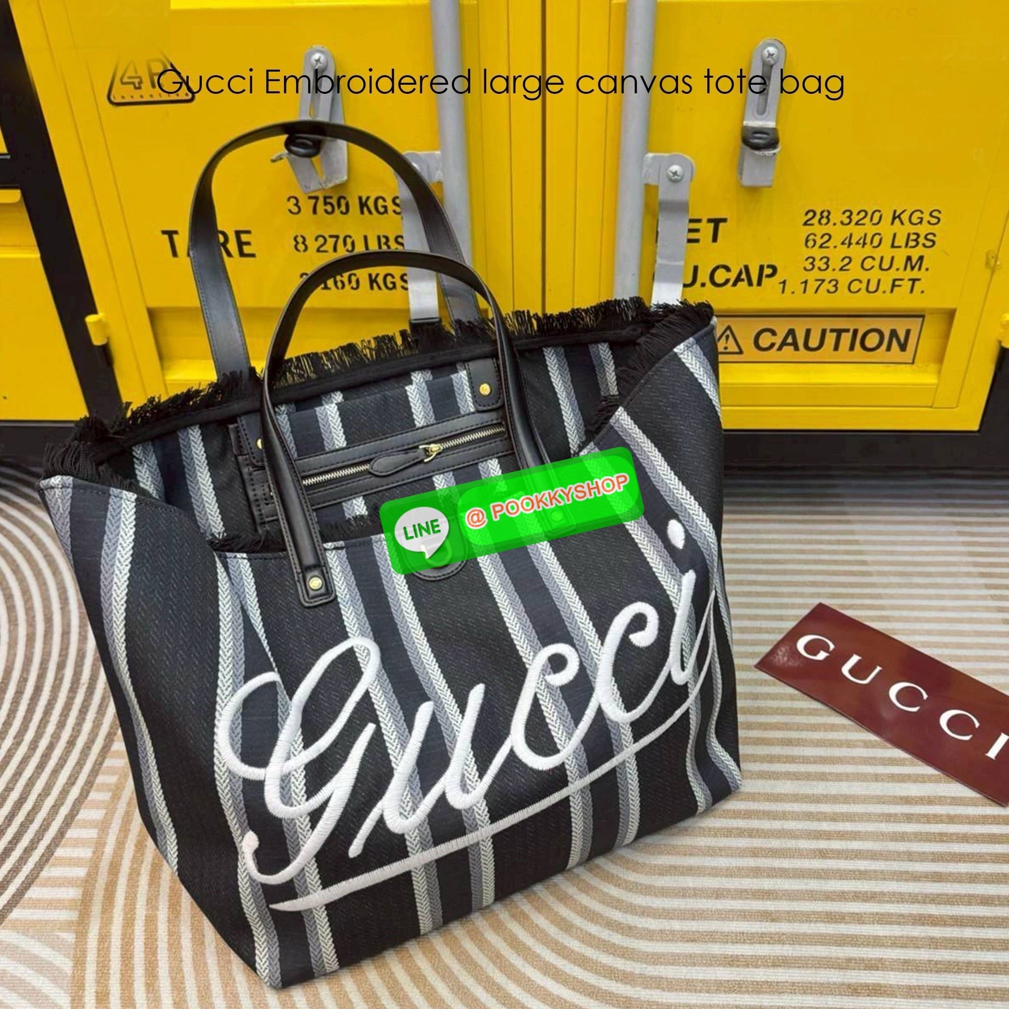 Gucci Embroidered large canvas tote bag Variation multicolor canvas กระเป๋าสะพายทรงโท้ทใบใหญ่ โดดเด่นผ้าแคนวาสฝ้ายลายทางสะดุดตา ตกแต่งด้วยงานปักลาย Gucci ด้านหน้า คอลเลคชั่นฤดูใบไม้ผลิ/ฤดูร้อน 2025 ภายในโล่งกว้าง จุของได้สบายๆ สะพายไปเที่ยว short vacation