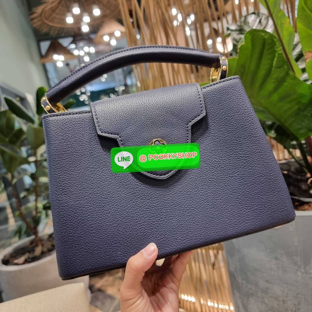 NEW IN!! LV capucines top handle วีไอพีพรีเมี่ยมกิ๊ฟจากเคาน์เตอร์ ที่สุดของความสวยในราคาเบาๆ กระเป๋าถือสุดหรู ดีไซน์ทรงคลาสสิค พร้อมลวดลายหรูหรา มาพร้อมหูจับในตัว ด้วยรูปทรงวินเทจและวัสดุหนังลูกวัว สัมผัสดี ขับผิว ทำให้ไอเท็มนี้สะกดทุกสายตาจริงๆ และยังมีล