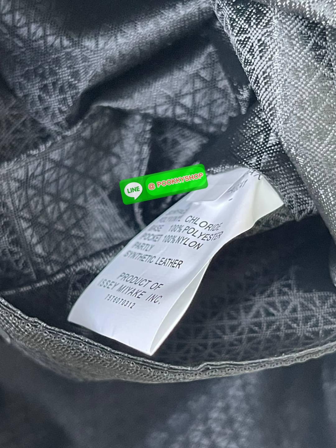 💕 Bao Bao Issey Miyake ROCK MATTE ซีรีส์นี้จะเป็นทรงสี่เหลี่ยมผืนผ้า มีซิปปิดด้านบน ถือเป็นรุ่นที่เหมาะกับการใช้งานในชีวิตประจำวัน สามารถพับมุมและบริเวณด้านล่างของกระเป๋าเพื่อเพิ่มความสะดวกสบายในการใช้งาน ทั้งยังช่วยให้วางกระเป๋าในแนวตั้งได้อีกด้ว