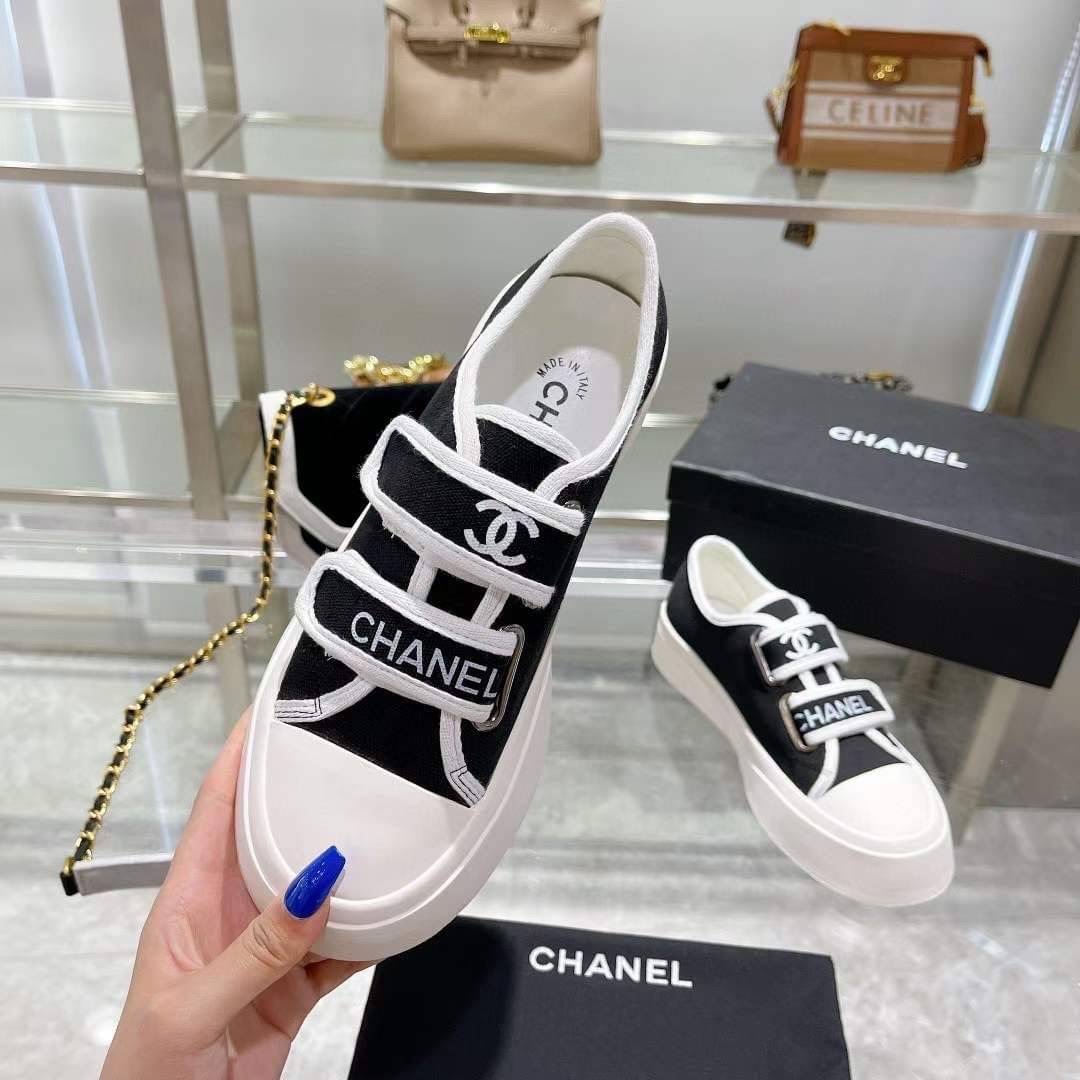 รุ่นใหม่ล่าสุดชนช็อปเลยจ้า รุ่นนี้ลุคคุณหนู hiso เลยจ้า รองเท้าผ้าใบสีดำ แบรนด์ CHANEL แต่งสายคาดโลโก้แบรนด์ ใส่สวยหรูสุดๆค่ะ ลุคสป็อตเท่ๆค่ะ งานมีโลโก้แบรนด์ทุกจุด ตามแบบต้นฉบับคะ งานลุคคุณหนูใส่สบาย แมทชุดง่ายเลยจ้า