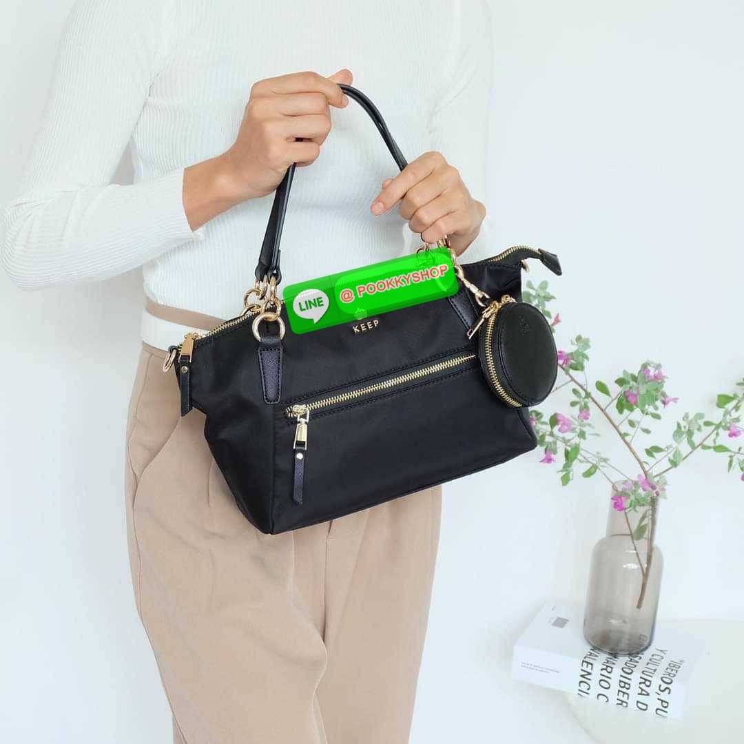 รุ่น KANNY with zipper รุ่นนี้พัฒนาต่อยอดมาจากรุ่น KANNY คอลเลคชั่นเดิมที่เป็นหนึ่งรุ่นที่ขายดีของทางแบรนด์เพราะเป็นกระเป๋าที่ฟังชั่นตอบโจทย์การใช้งานมากที่สุด 📍ตัวกระเป๋าน้ำหนักเบามาก 📍ทำจากไนล่อนนาโนกันน้ำ 📍ทำช่องแบ่งเก็บด้านใน ใ