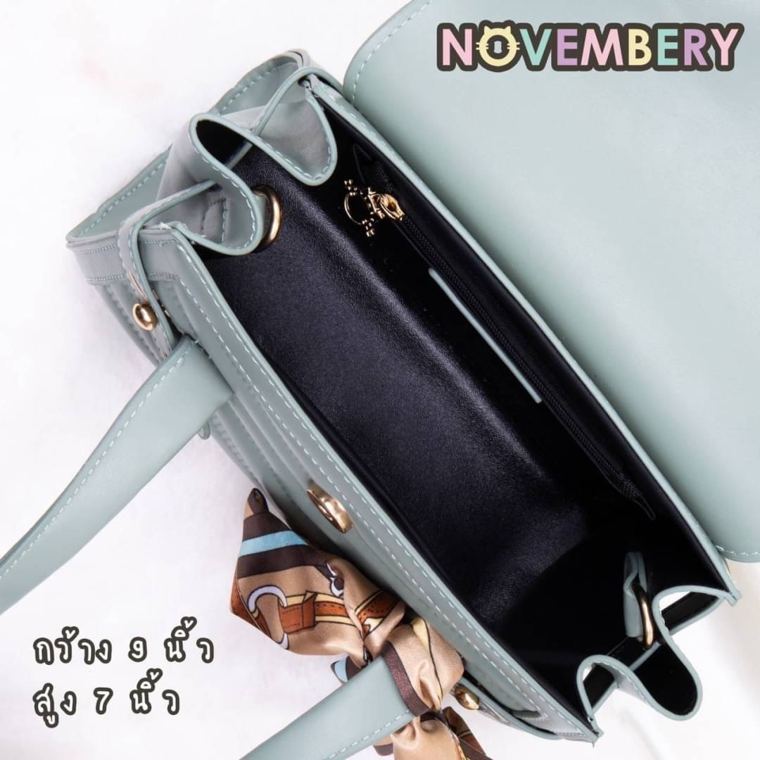 NOVEMBERY BAGS New Arrival !!! พร้อมส่ง Novembery Bags เรียบหรู ทรงโมเดิร์น เก๋ไก๋ทันสมัย !!! หนัง PU สวย ดีเทลงานรูปตัววี มีเข็มขัดด้านข้าง โลโก้แบรนด์อะไหล่ทองเป๊ะทุกจุด มาพร้อมหูจับทนทานแข็งเเรง แถมฟรีผ้าพันหูกระเป๋า ทุกใบ ด้านในมี 1 ช่องใช้งาน มีหลายส