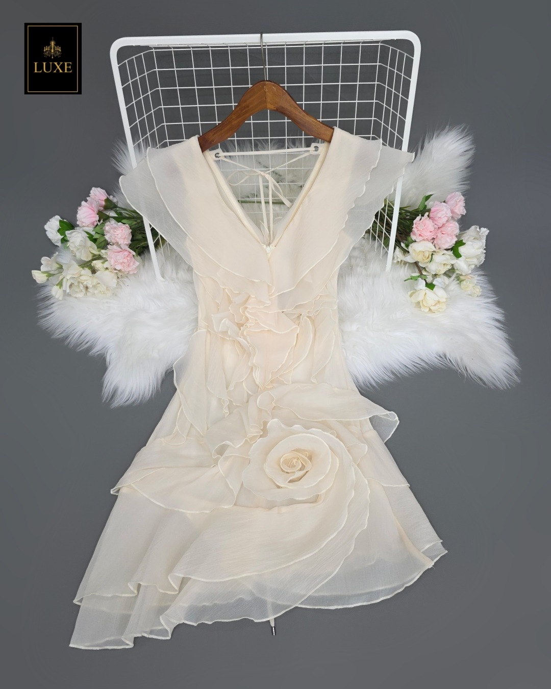 เดรสแฟชั่น เดรสกระโปรงสั้นเสื้อคอวีแขนกุด แต่งระบายคลุมต้นแขนเล็กน้อย มีเชือกผูกหลัง