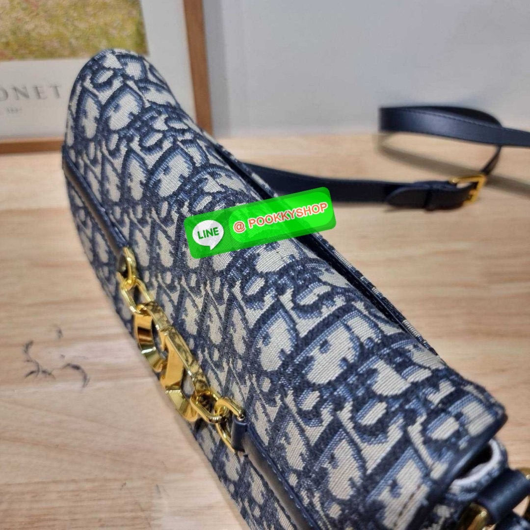 กระเป๋าสะพายทรงสวย ดีไซน์โลโก้โดดเด่นและหรูหรา ดีเทลดูดีมีกิมมิคในตัว