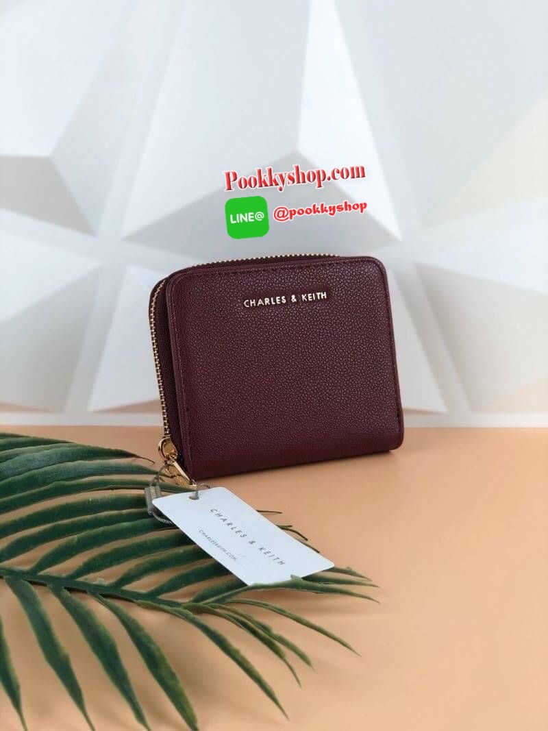 CHARLES & KEITH COMPACT WALLET กระเป๋าเงินใบสั้นฟังกชันครบ!! ด้านหน้ามีโลโก้แบรนด์ มีช่องซิปใส่เหรียญ เปิดปิดแบบกระดุม ด้านในมีช่องใส่การ์ด 16 ช่อง มีช่องใส่ธนบัตรตามยาว ไม่ต้องพับแบงค์ค่า คุ้มมากๆเลยใบนี้ ใช้กับกระเป๋าใบมินิได้สบายเลยจ้า คอนเฟิร์มὄ