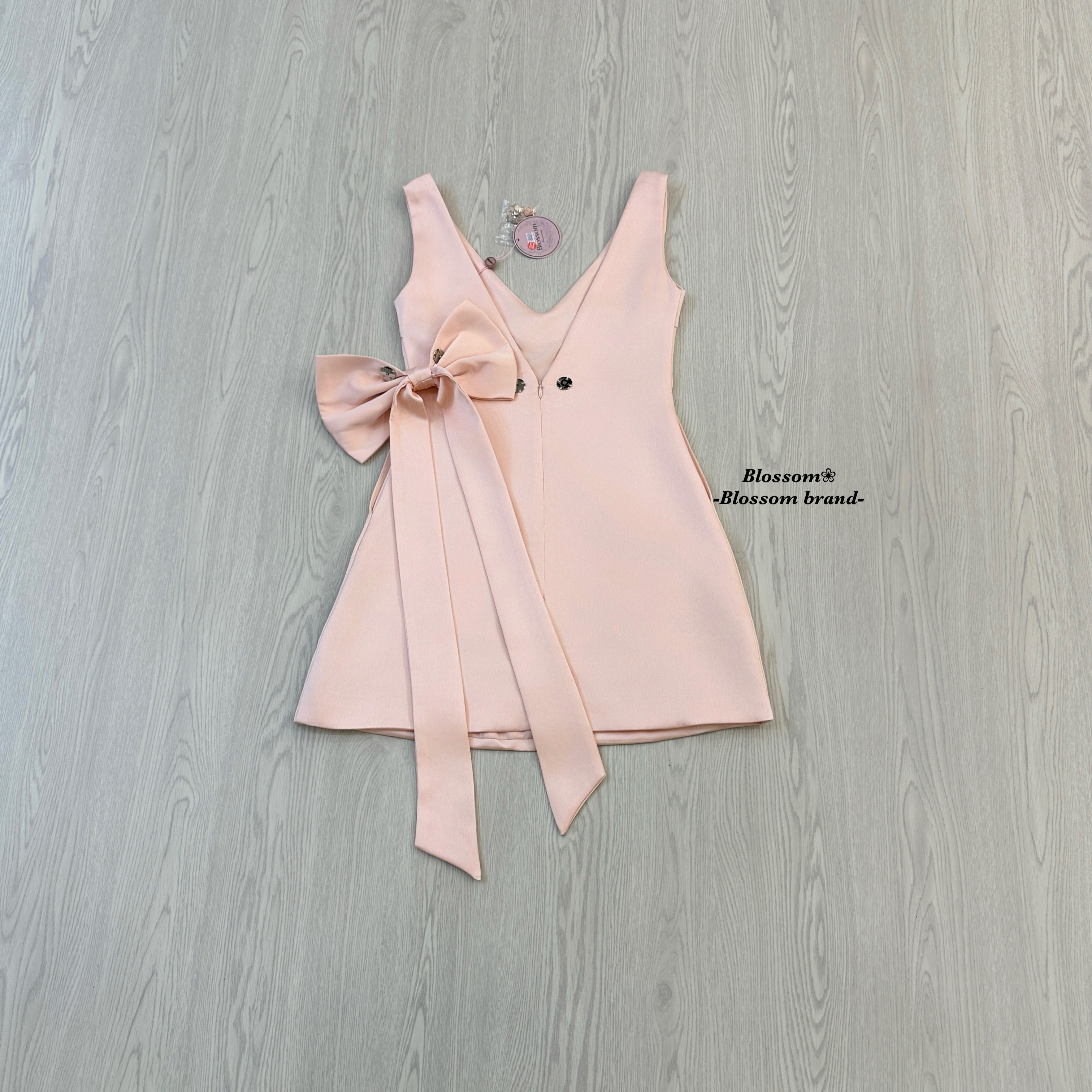 เดรสแฟชั่น มินิเดรสคอวี ผ้าซาตินเนื้อดี สีชมพูพาสเทล