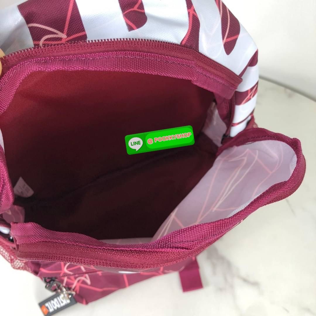 กระเป๋าเป้ NIKE ด้านหน้ามีช่องซิป 1 ช่อง ด้านบนเป็นซิปคู่ ด้านในโล่ง ด้านข้างมีช่องใส่ขวดน้ำได้ทั้ง 2 ข้างค่ะ หูหิ้วด้านบนสูง 4 cm สายสะพาย สามารถปรับได้ Free Size