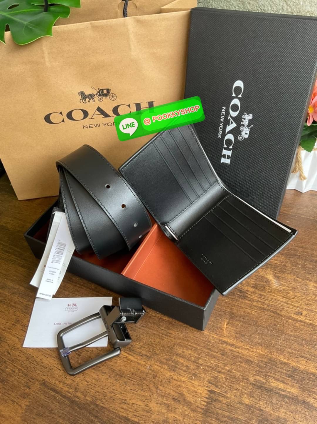 Coach Short Wallet with Belt Set ซื้อ1ได้ถึง 2 💕 Coach Box Set เซตสุดคุ้ม!! มาพร้อมกล่องสุดหรู กระเป๋าสตางค์ + เข็มขัด ชุดกระเป๋าสตางค์ใบสั้น และ เข็มขัด ปั้มโลโก้แบรนด์ คุณภาพดี💕 โดดเด่นด้วยดีไซน์เรียบหรู และ มีเอกลักษณ์เฉพาะตัว กระเป๋าสต