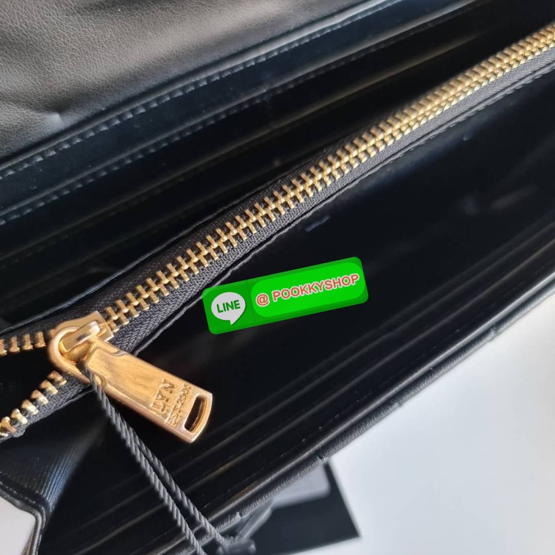 กระเป๋าสตางค์ Lyn ใบยาวแบบฝาพับ รุ่นนี้มองแล้วละมุนมากค่ะ ใบยาวขนาดกำลังดี โทนสีดูอบอุ่นด้วย ใส่บัตรใส่แบงค์ใส่เหรียญ ได้ครบ ใครกำลังเล็งหาของขวัญของฝาก หรือมองหากระเป๋าใบใหม่ แนะนำเลยจ้า