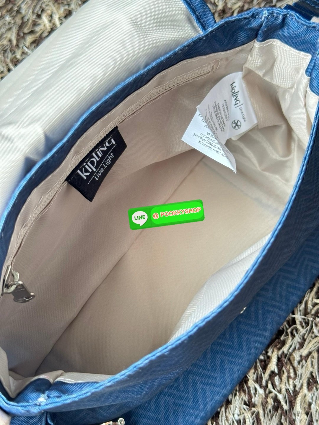 Kipling Sabian Crossbody Mini Bag (AC8280) เป็นอีกหนึ่งกระเป๋าขนาดกะทัดรัด สามารถจัดเก็บของได้เป็นระเบียบ และใส่สิ่งของจำเป็นได้มากกว่าที่คิด โดยมีช่องใส่ของมากมายทั้งด้านหน้า 1 ช่อง ด้านในของกระเป๋า 2 ช่อง อีกทั้งสายสะพายยังสามารถปรับความสั้นยาวได้ตามต้อ