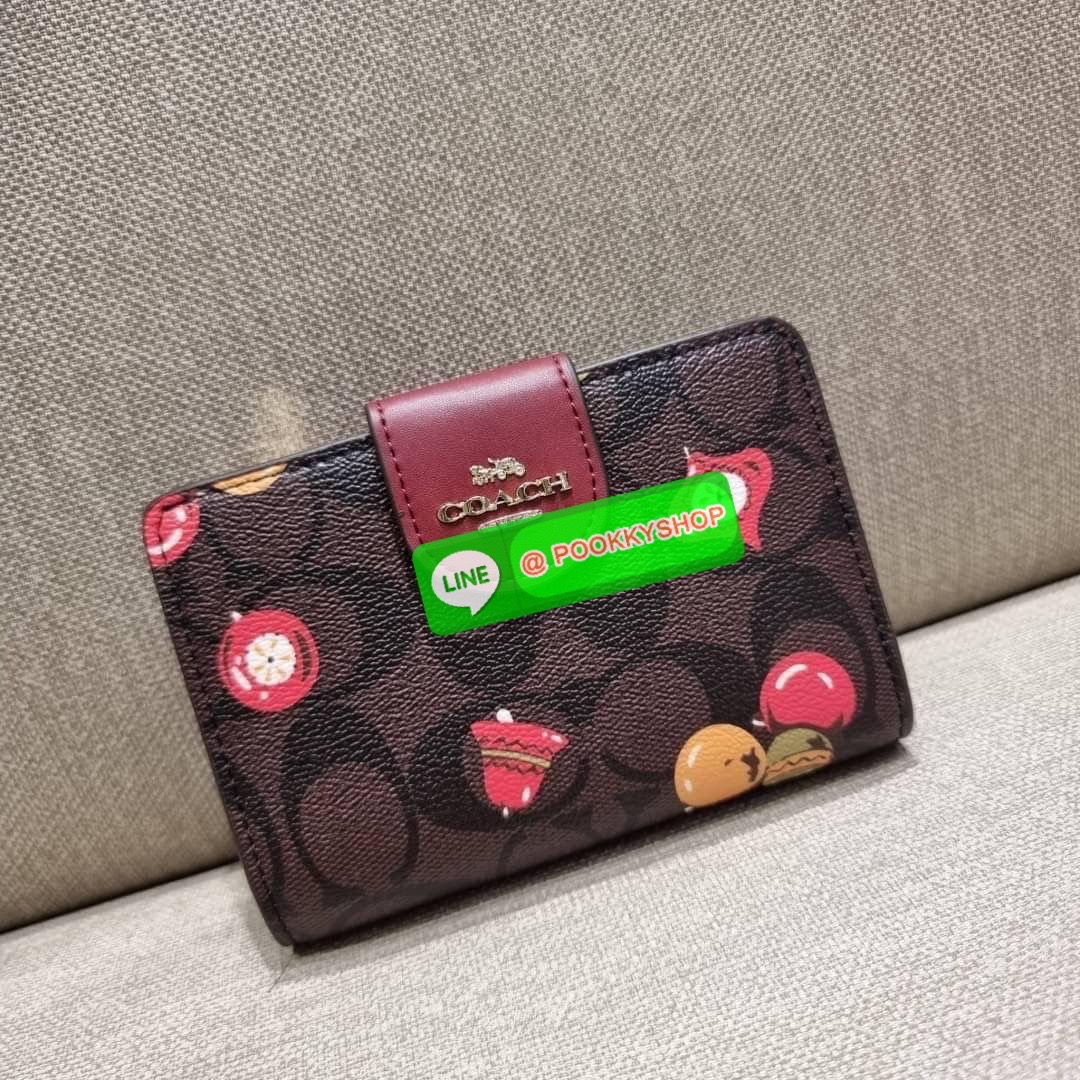 COACH C7413 MEDIUM CORNER ZIP WALLET WITH ORNAMENT PRINT คอลเลคชั่นใหม่ กระเป๋าสตางค์ใบกลาง ดีไซน์ใหม่ สุดหรู คละลายพริ้นท์เต็มใบ น่าใช้ไปอีก วัสดุหนังแคนวาสเคลือบลาย ภายในมีช่องใส่บัตร ใส่ธนบัตรได้ครบ และมีช่องซิปแยก ใบจริงสวยมากๆ แนะนำจ้า ราคาสุดคุ้มครบ