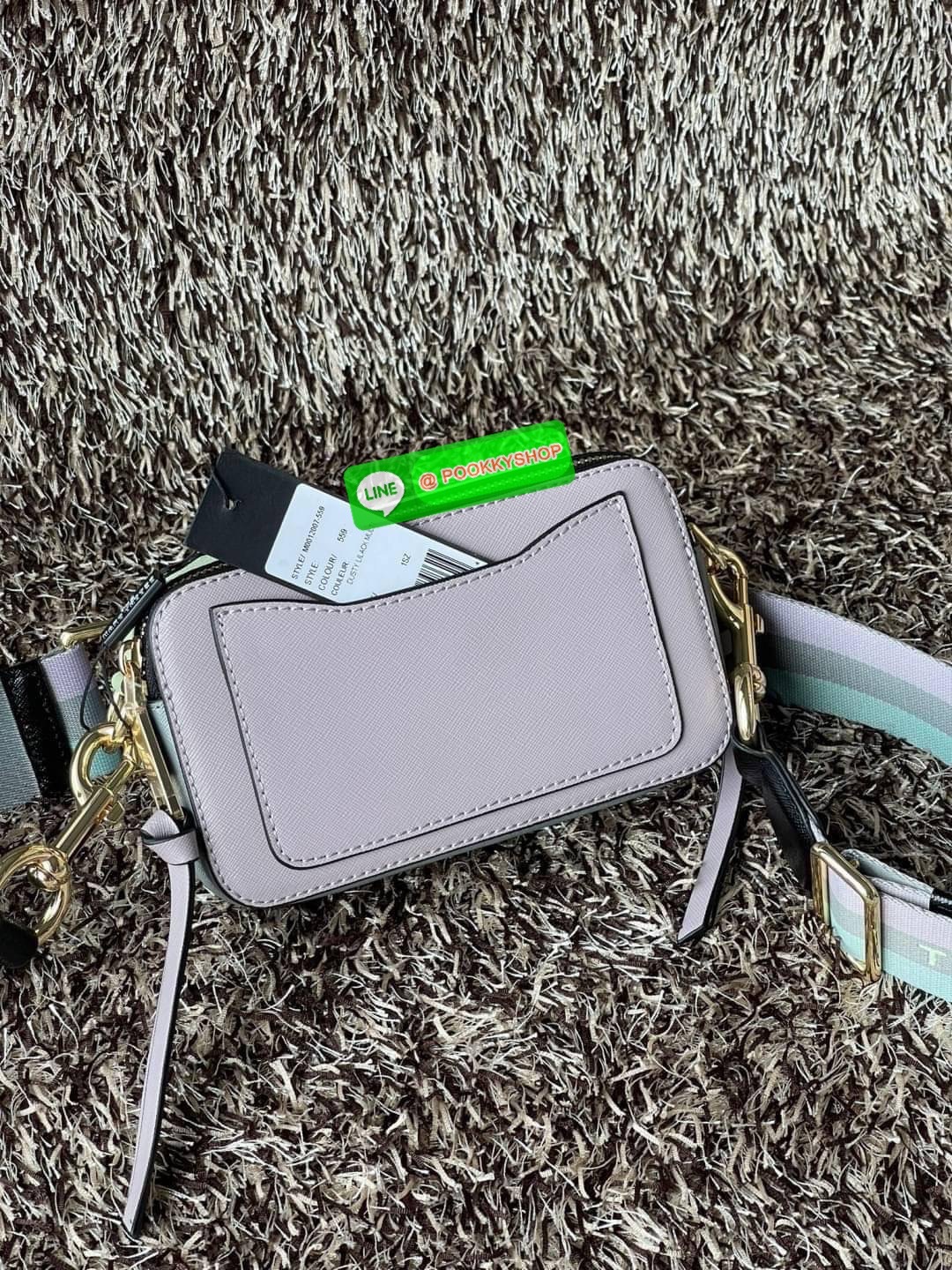 💕 Marc Jacobs Snapshot Bag กระเป๋าแบรนด์ดังจากสัญชาติอเมริกัน นับได้ว่ารุ่นนี้เป็นรุ่นทรงฮิตของ marc jacobs เลยทีเดียว โดยด้านหน้ากระเป๋าจะเป็นโลโก้แบบโลหะที่เป็นสัญลักษณ์ของแบรนด์นี้ มาพร้อมสายสะพายที่จะสะพายยังไงก็ดูโดดเด่น เพราะขนาดใหญ่ที่สกรีน