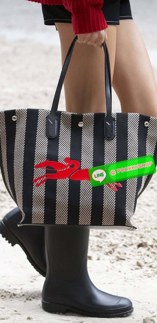 💕 Longchamp Essential Stripes shoulder bag อีกหนึ่งคอลเลคชั่นสำหรับใครที่ต้องการกระเป๋าแบบใช้งานได้ในหลาย ๆ โอกาส การเลือกกระเป๋าขนาดเล็กย่อมไม่สะดวกและไม่ครอบคลุมต่อการใช้สอยอย่างแน่นอน Longchamp รุ่นนี้สามารถตอบโจทย์ ในการใช้งานที่หลากหลายขึ้น เ