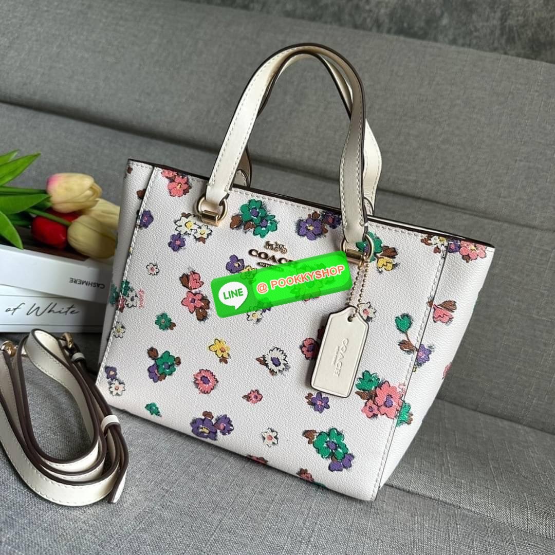 Coach Alice Satchel In Signature Canvas ( coach ca224) กระเป๋าสะพายข้าง ดีไซต์จากแบรนด์เรียบหรู สะพายได้ทุกโอกาส วัสดุหนังแท้ หูจับและสายหนังแท้ เปิดปิดด้วยซิป ภายในกระเป๋าช่องโล่ง ใส่ของได้เยอะ มีช่องเล็ก 1 ช่อง ซับในผ้า มีฐานรอง สายถอดได้ สามารถสะพายไหล