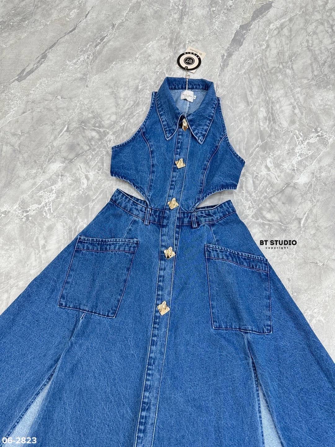 เดรสแฟชั่น เดรสยีนส์แขนกุดคอปกกระดุมหน้า เว้าเอวไปด้านหลัง ผ่าข้างสูงด้านหน้าทั้งสองข้าง