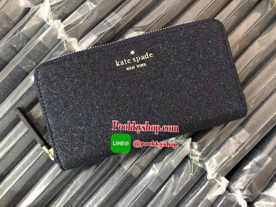 KATE SPADE JOELEY LONG WALLET กระเป๋าสตางค์ใบยาวรุ่นใหม่ล่าสุดหนัง Saffiano สไตล์ PRADA สวยน่าใช้ตัวเนื้อกระเป๋าตกแต่งด้วยกลิทเตอร์ทั้งใบ สวยหรู ภายในมีช่องซิป1ช่อง และช่องใส่บัตรหลายช่อง ใส่เหรียญ บัตรได้เยอะ ตัวจริงสวยน่าใช้มากค่ะ