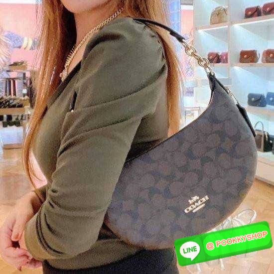 COACH CE620 PAYTON HOBO IN SIGNATURE CANVAS คอลเลคชั่นใหม่ 2023 มาแรงเกินต้าน ด้วยรูปทรงโฮโบสุดคลาสสิค สะดวกใช้ได้ในทุกวัน ขนาดกะทัดรัด แต่จุของได้เต็มที่ วัสดุหนังแคนวาสเคลือบลาย น้ำหนักเบา เปิดใช้งานด้วยซิป สายสะพายในตัวหนังสลับโซ่ ภายในเป็นช่องโล่ง ใส่