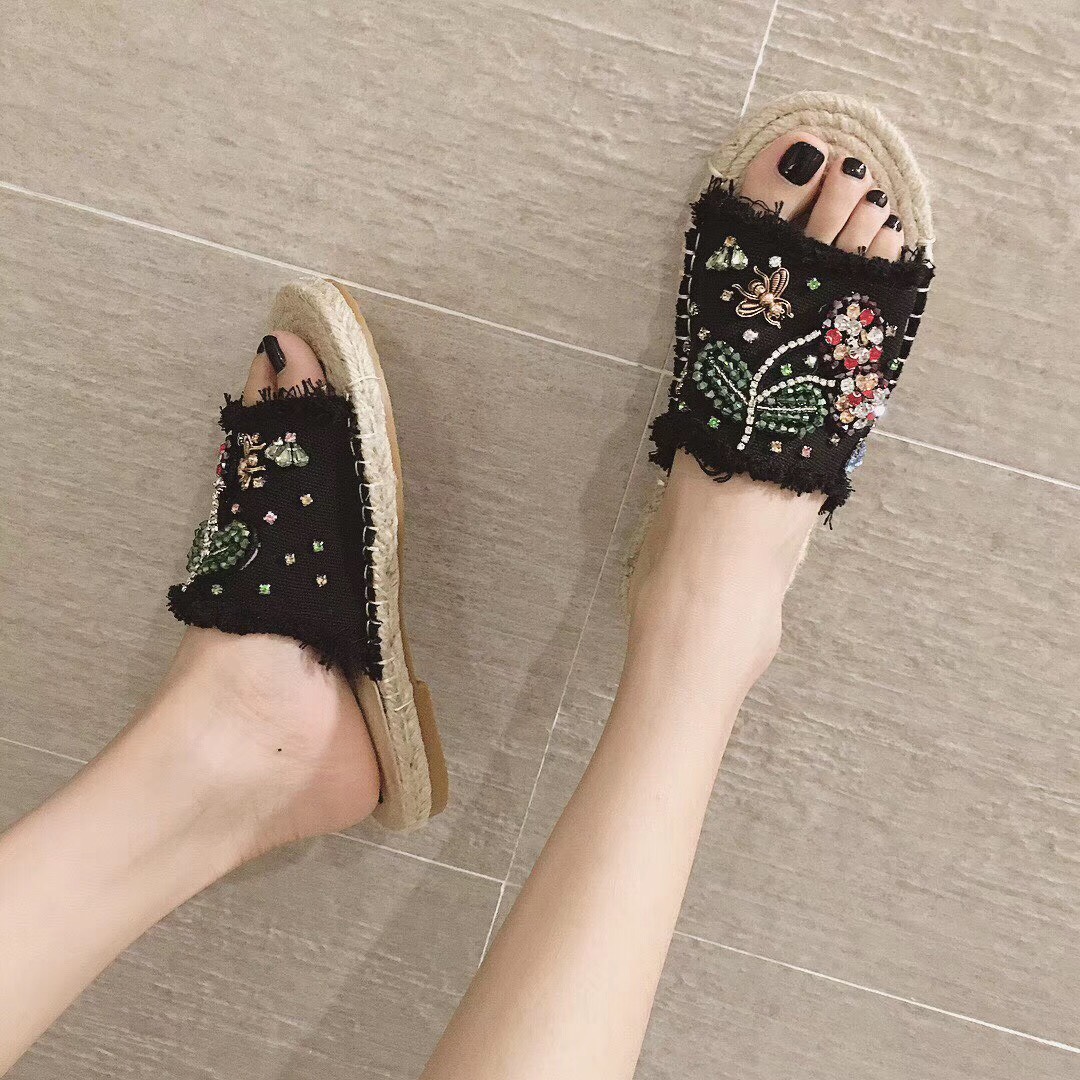 พร้อมส่งรองเท้าแตะ Detail รองเท้าแตะเพชรเชอรี่ งานมาใหม่ วัสดุเป็นผ้ายีนส์ งานเกร๋ๆค่ะ งานสวยจริงค่ะ แมทช์กับกระโปรงหรือกางเกงยีนส์ก็ได้ค่ะ ใส่สบาย ใส่ออกมาไม่ซ้ำใครแน่นอนค่ะ ห้ามพลาดเลยคะ ของมันต้องมี