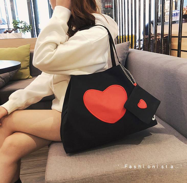 สินค้ามาใหม่พร้อมส่งค่ะ กระเป๋าสะพาย Dumplings Tote Bag วัสดุผ้าแคนวาสหนานุ่มเนื้อดี แต่งปักลายหัวใจสีคอนทราสสวยเด่น เปิดปิดด้วยซิป ด้านในเป็นช่องโล่งกว้างจุของได้เยอะมาก มีซิปผนังแยก มาพร้อมกระเป๋าห้อยใบเล็กเข้าชุด ใส่เหรียญใส่ของกระจุ๊กกระจิ๊กได้ค่ะ ปาก