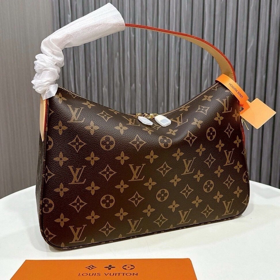 🕊️ พร้อมส่ง | LV Slouchy PM bag กระเป๋าสะพายทรงโฮโบดีไซน์คลาสสิค ใบใหญ่กำลังสวย โดดเด่นด้วยรูปทรงเป็นเอกลักษณ์ ใช้งานได้สะดวกคล่องตัว เหมาะสำหรับพกพาเดินทางและใช้งานได้ทุกวัน ลายโมโนแกรมแคนวาสสุดไอคอนิก เสริมความสง่างามด้วยอะไหล่สีทอง งานจริงสวยมา