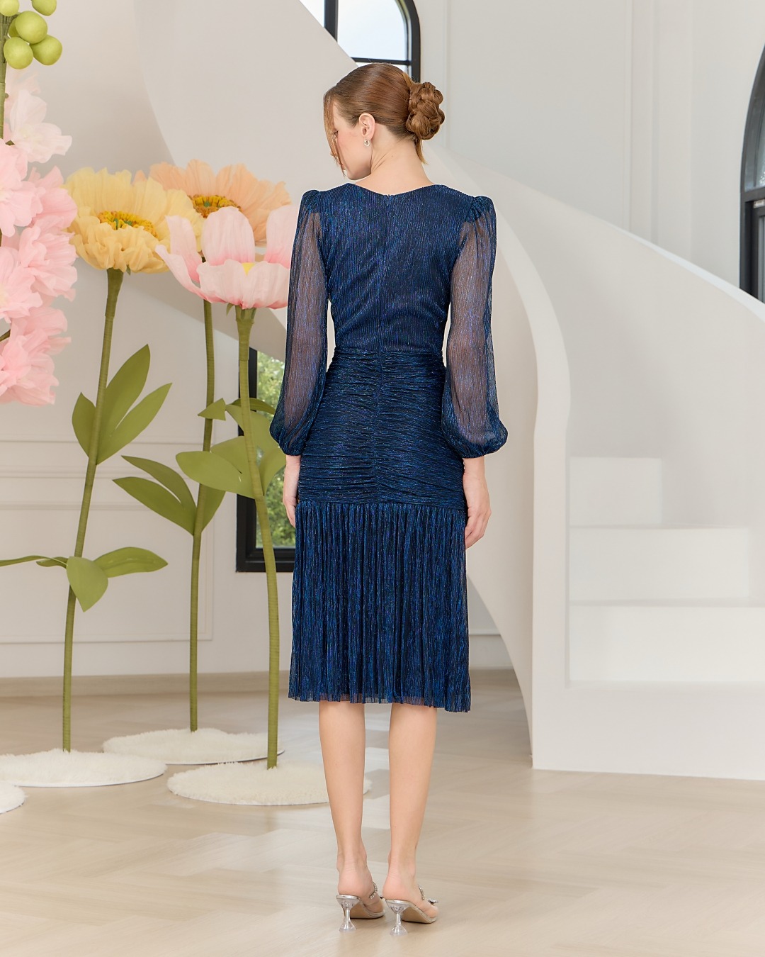 เดรสแฟชั่น เดรสเสื้อคอกลมแขนยาว กระโปรงทรงเข้ารูปจับเดรปตรงกลาง ต่อชายระบาย