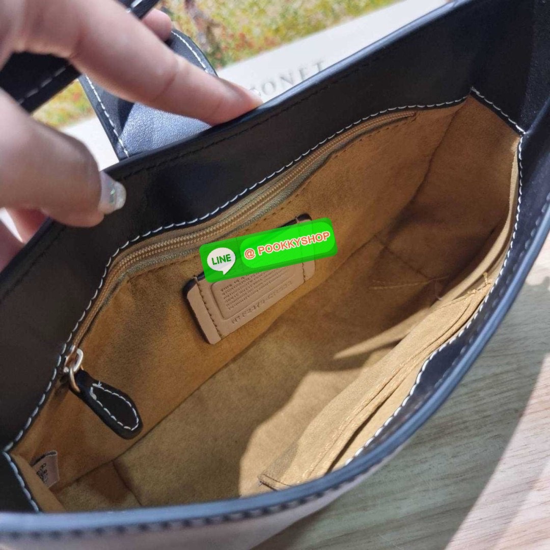 COACH CR533 ELIZA SHOULDER BAG 🔅 Details ใหม่ล่าสุด กระเป๋าสะพายไหล่ทรงโฮโบสุดหรู ดีไซน์โลโก้แบบใหม่และหรูหรายิ่งขึ้น คงความคลาสสิคและวินเทจ เปิด-ปิดด้วยสายคาดแบบกระดุมแม่เหล็ก ภายในเป็นช่องโล่ง แบ่งสัดส่วนไว้อย่างดี มีทั้งช่องใส่บัตร และช่องซิป ส