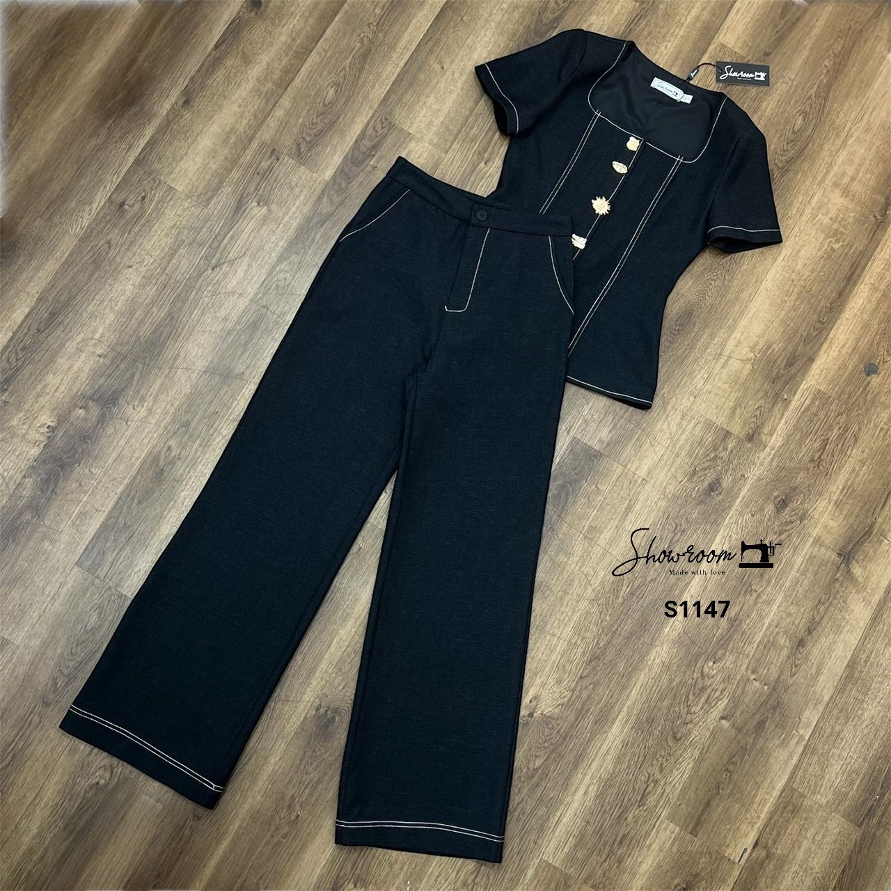 ชุดเซทแฟชั่น เซ็ตเสื้อคอเหลี่ยมแขนสั้นที่โดดเด่นด้วยกระดุมสีทองเไซน์แตกต่างกันออกไป