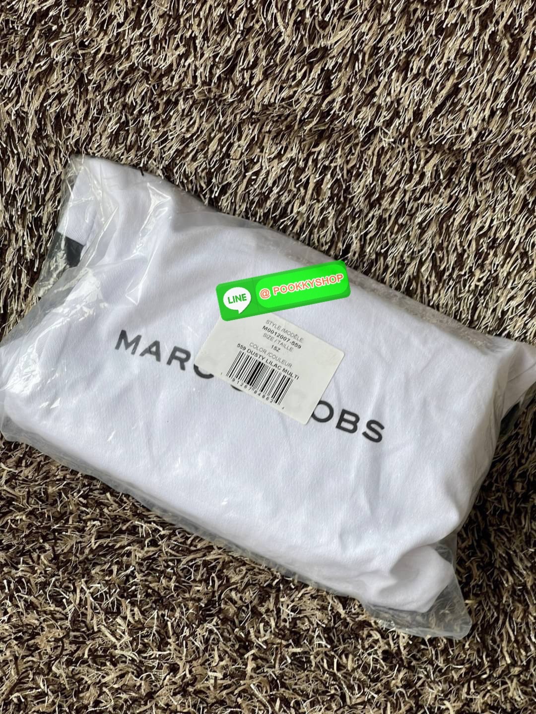 Marc Jacobs Snapshot Bag กระเป๋าแบรนด์ดังจากสัญชาติอเมริกัน นับได้ว่ารุ่นนี้เป็นรุ่นทรงฮิตของ marc jacobs เลยทีเดียว โดยด้านหน้ากระเป๋าจะเป็นโลโก้แบบโลหะที่เป็นสัญลักษณ์ของแบรนด์นี้ มาพร้อมสายสะพายที่จะสะพายยังไงก็ดูโดดเด่น เพราะขนาดใหญ่ที่สกรีนตัวอักษร m