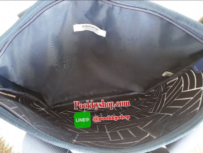 พร้อมส่ง Adidas Original Shopper 3D Tote Bag Trefoil Handbag Classic Sports คอลเลคชั่นสไตล์ Issey Miyake กระเป๋าสะพายข้าง ทรงสวยคลาสสิค แนว Sport สุดฮิต จากแบรนด์ADIDAS วัสดุด้านหน้าเนื้อ matte หนังนิ่ม มีน้ำหนักเบา ด้านหน้ามีแบรนด์ เปิดปิดด้วยซิป ภายในกว