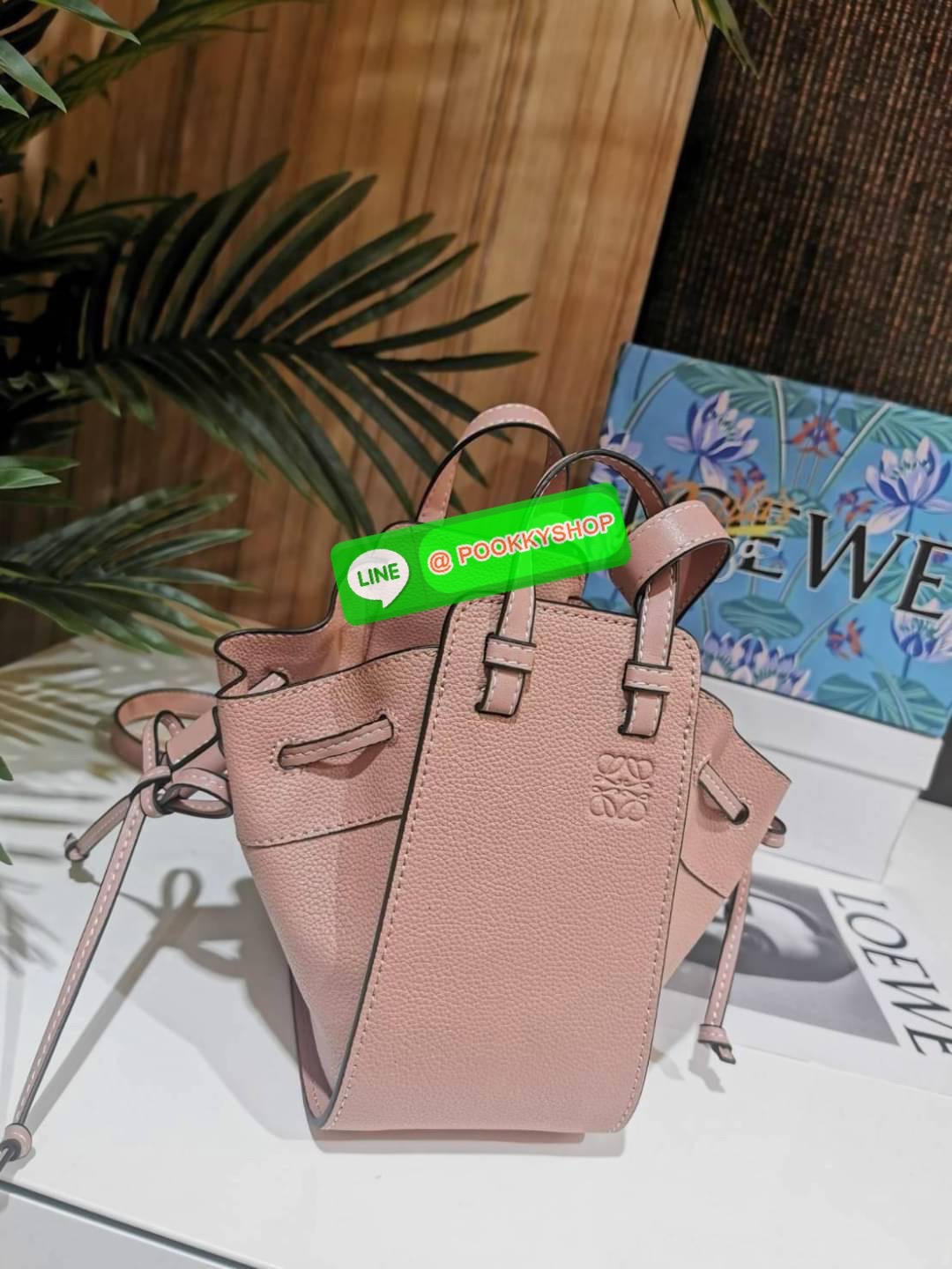 ✴️พร้อมส่งค่ะ!✴️เอาใจสายหวานกับสีพาสเทล!✴️ NEWIN! LOEWE HANDLE & SHOULDER BAG GIFT WITH PURCHASE (GWP) กระเป๋าถือหรือสะพายหนังแท้พรีเมี่ยมกิ๊ฟ Limited จาก LOEWE PERFUME DUTYFREE รุ่น Rare items สุดๆวัสดุหนังแท้ Calfskin หนังสวยดีไซน์ค
