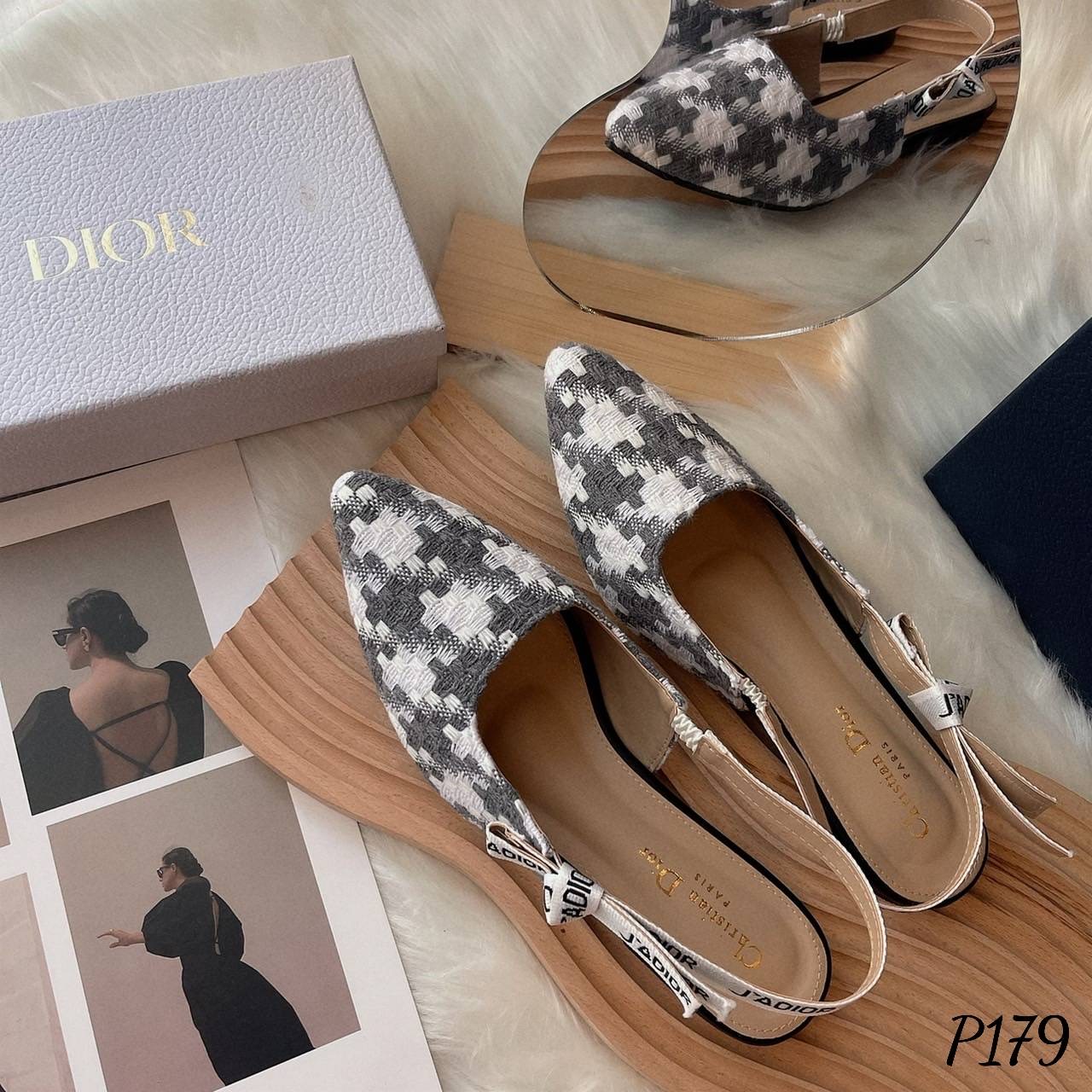 พร้อมส่ง มาใหม่ค่ะ รองเท้าคัทชูทรงหัวแหลม D ior ผ้าทอลาย ชิโนริ ลายใหม่ล่าสุด ตัวสายด้านหลัง เป็นรัดส้นตัดต่อยางยืด ทำให้สวมใส่ง่าย ไม่ขาด แข็งแรง ทรงสวยเก็บหน้าได้ดี ผ้านิ่มซับหนังนิ่มด้านในอีกชั้น คือน่ารักมาก ไม่ไหว เกินต้านสุดๆเลยค๊า