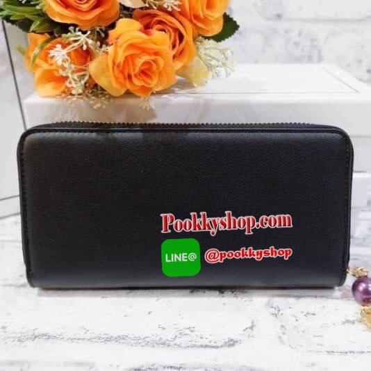 Lyn กระเป๋าสตางค์ใบยาว ด้านหน้าปั๊มโลโก้แบรนด์ แต่งโลหะทอง ด้านในมีช่องใส่บัตรเยอะมาก และมีช่องซิบ ตัวจับซิบแต่งไข่มุกเม็ดโตๆห้อยป้ายโลหะปั๊มโลโก้แบรนด์ด้วยสวยมากเกินหน้ามากค้าาา