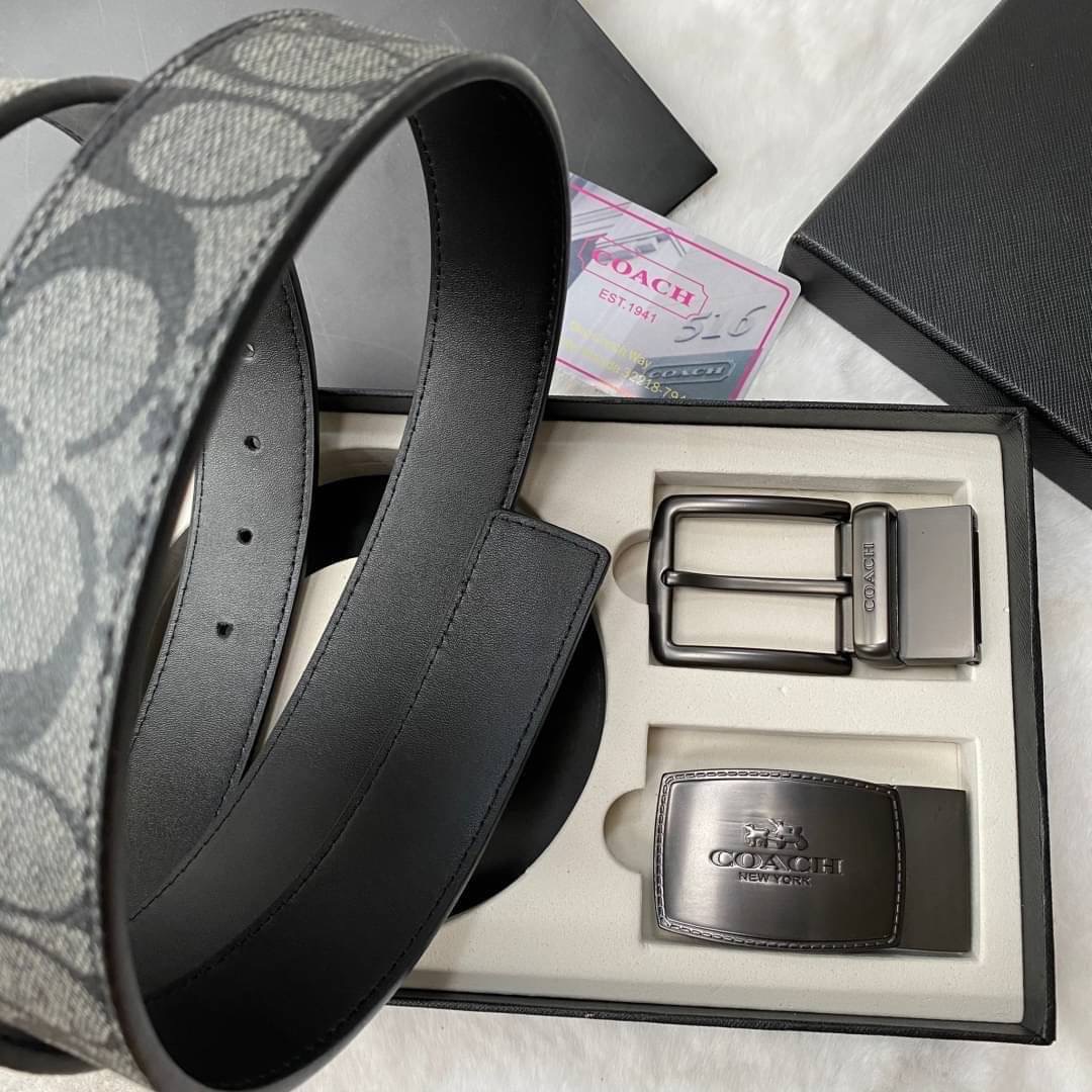 Set เข็มขัด coach 2 หัว ใส่แบบเจาะรูเข็มขัด สายลายC นูนสลับกับด้านเรียบ สลับใช้ได้ 2 ด้าน ทั้งยังสามารถเจาะรูเพิ่มได้ รุ่นนี้มาพร้อมป้ายแท็กแบรนด์ หัวเข็มขัดใส่ได้ง่าย ถอดได้ไม่ยาก ซื้อเป็นของขวัญของฝาก ดูดีมากๆเลยนะคะ