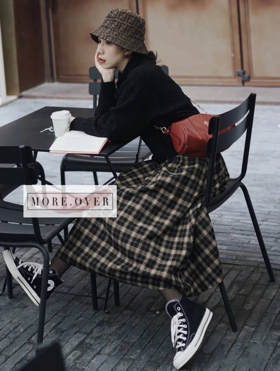 หมวกทรง bucket แบรนด์ FENDI ลายโลโก้แบรนด์ทั้งใบ FF สีน้ำตาลสวยหรูคะ งานคุณภาพการันตี มีป้าย tags แบรนด์
