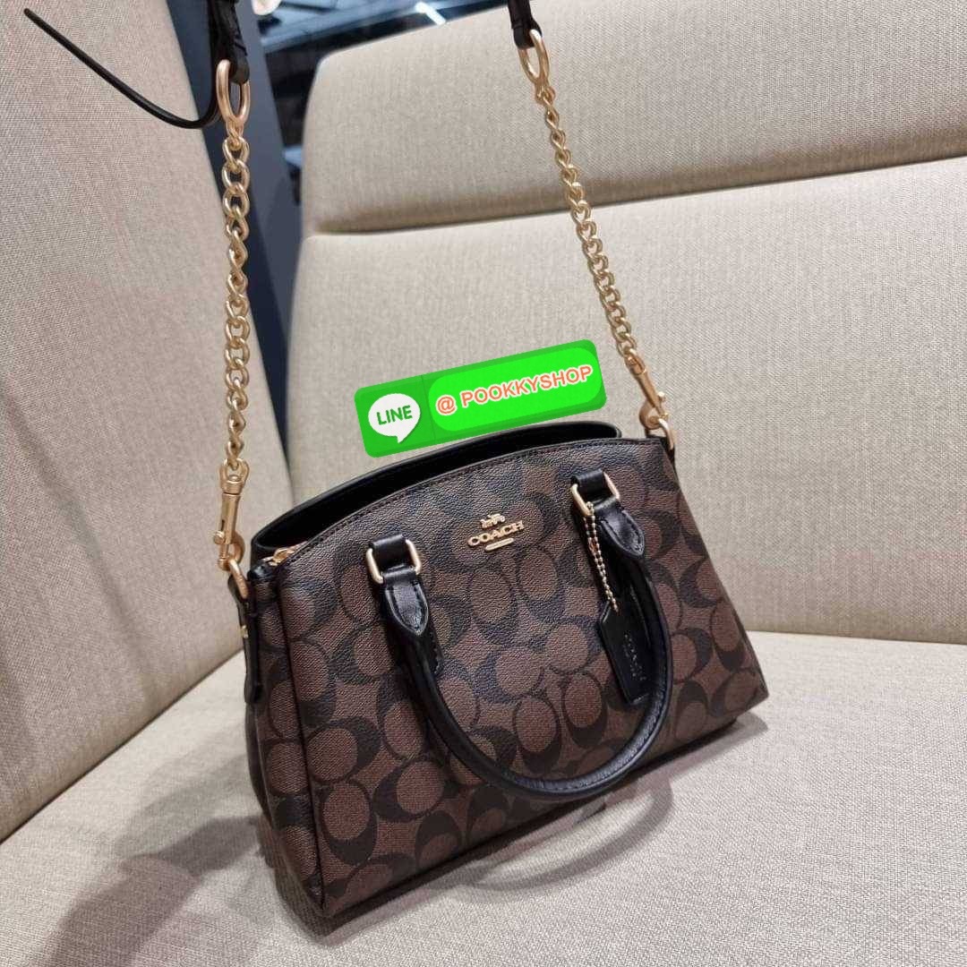 COACH F29434 MINI SAGE CARRYALL IN SIGNATURE CANVAS รุ่นยอดฮิต!! ที่สุดของกระเป๋าสะพายขายดี ต้องทรงถังมินิรุ่นนี้ วัสดุหนังแคนวาสเคลือบลาย สวย คลาสสิค มาพร้อมสายสะพายข้างและหูหิ้วในตัว ถอดออกถือคล้องแขนเก๋ๆ หรูๆยังได้ ภายในเป็นช่องโล่ง แบ่งสัดส่วนอย่างดี