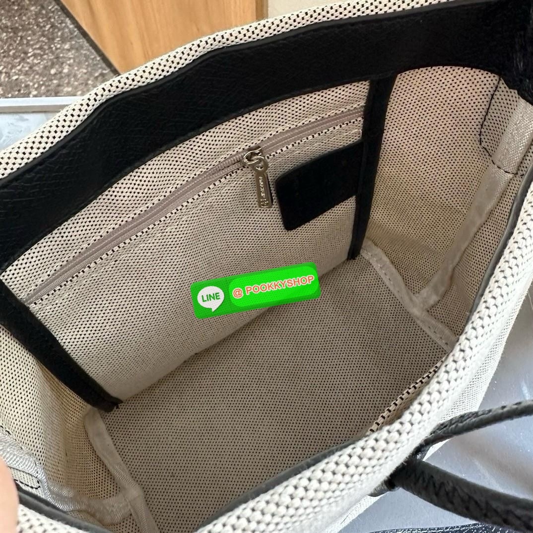 พร้อมส่งที่ไทยอีกครั้ง Longchamp Roseau Bucket Bag S กระเป๋ารุ่นถังไซส์มินิ ที่ขายดีที่สุดในตอนนี้ ตัวกระเป๋าทำจากผ้าแคนวาสเนื้อดี คาดด้วยหนังสีดำ ใบนี้เปิดปิดด้วยตัวคาดยึดด้วยอะไหล่สีเงิน ด้านในใส่ไอแพดมินิ กระเป๋าสตางค์ยาวได้ พร้อมกับหนังรองฐาน สามารถวา