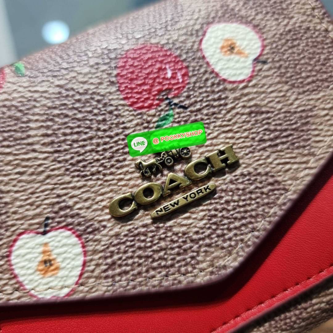 COACH 87709 SMALL WALLET IN SIGNATURE CANVAS WITH SCATTERED APPLE PRINT 🔆 Details กระเป๋าสตางค์ใบสั้น พับสองตอน อะไหล่สีทองเหลือง สวยคลาสสิค แต่งเติมสีสันด้วยแอปเปิ้ลคละเต็มใบ ดูสวยหรูอย่างลงตัว เปิด-ปิดด้วยกระดุม ภายในมีช่องใส่บัตร ใส่ธนบัตรได้ทุ