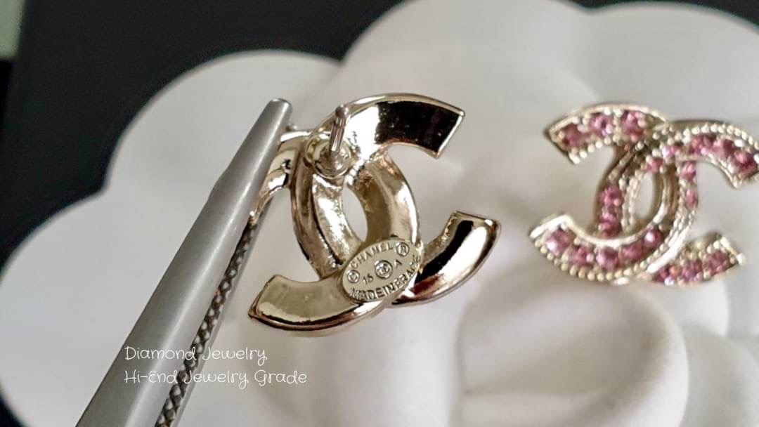 Super Hi-End Quality !!!! ((งาน 1:1 เกรดดีที่สุดในท้องตลาด)) Chanel Earring ต่างหูชาแนล collection ล่าสุด ชนช็อปคะ รับรองสวยวิ้งมากกกกก งานดี ตัวเรือนรับประกันความพอใจเลยค่ะ ตัวเรือนสีทองดูหรูมากๆค่ะ ใส่ออกมาน่าร๊ากกกก จัดเลยคร่าา สาวห้ามพลาดเซเลปใส่กันเย