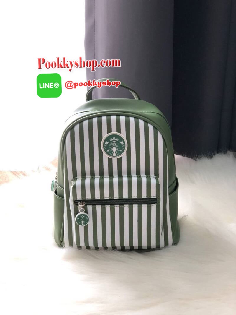 STARBUCKS BACKPACK กระเป๋าเป้สุดน่ารัก ขนาดกำลังพอเหมาะสำหรับใส่ของระหว่างวัน และช่องจัดเก็บอีกหลากหลายรูปแบบ ดีไซน์สวยนับเป็นอีกหนึ่งกระเป๋าเป้ที่พร้อมให้คุณได้สะพายออกไปข้างนอกได้ทุกวันอย่างมั่นใจ เพราะแมทช์เข้ากับทุกลุค รุ่นนี้แนะนำเลยค่า
