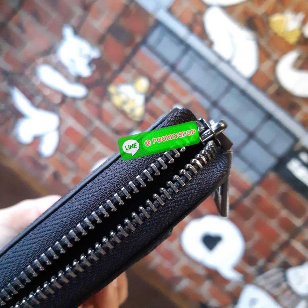 COACH F26070 MEN LONG WALLET IN SIGNATURE CANVAS WITH VARSITY STRIPE รุ่นใหม่ล่าสุด!! กระเป๋าสตางค์แถบฟ้าขาวใบยาว ดีไซน์ใหม่ สวยดูหรู ถือใช้กำลังเหมาะมือ วัสดุหนังแคนวาสเคลือบลาย เปิด-ปิดด้วยซิปรูดรอบใบ ด้านในเป็นหนังแท้ ใส่บัตรได้เยอะ ใส่ธนบัตรได้ทุกชนิด