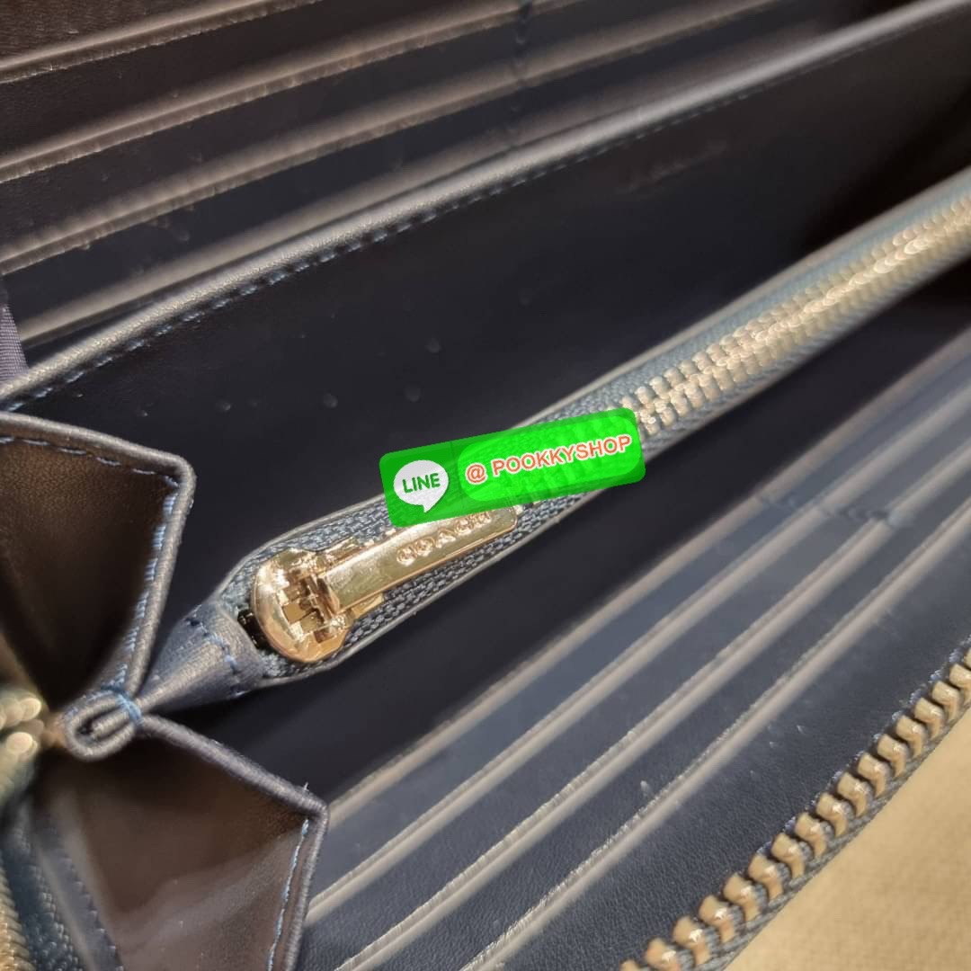 COACH C8313 LONG ZIP AROUND WALLET WITH SIGNATURE JACQUARD WITH STRIPES พร้อมเสิร์ฟความเลิศหรู ใหม่ล่าสุด กระเป๋าสตางค์ใบยาวกึ่งคล้องมือ ดีไซน์ผู้ดี๊ผู้ดี รุ่นขายดี ถือใช้คือขับผิวสุด!! วัสดุผ้า jacquard ลวดลายดูแพง มาพร้อมสายคล้องมือ ถอดออกได้ ภายในใส่บั