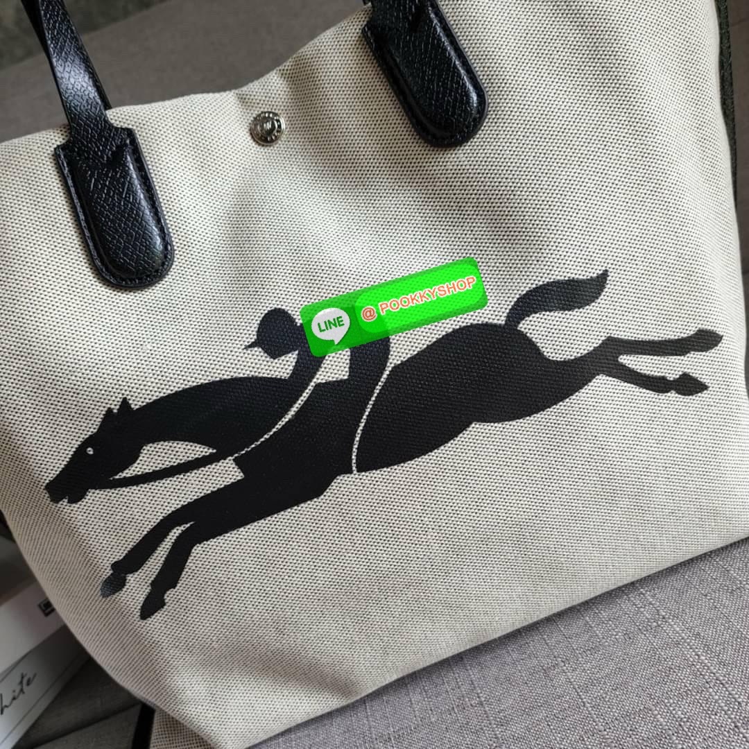 LONGCHAMP ESSENTIAL TOILE SHOULDER BAG L ECRU กระเป๋าสะพายไหล่ ใบใหญ่ สาวสายแบกไม่ควรพลาด ใส่เอกสาร แล็บท๊อป แฟ้มงานหรืออื่นๆใบเดียวจบคะ กระเป๋ามีความยืดหยุ่นและน้ำหนักเบา ปิดด้วยระบบสแน็ปอิน Longchamp ได้ปรับปรุงไลน์ผลิตภัณฑ์ ROSEAU อันเป็นสัญลักษณ์ใหม่ท